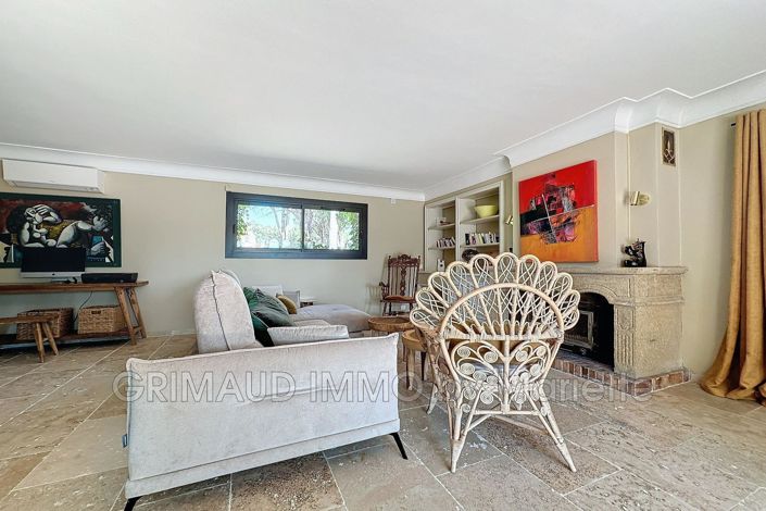 Image No.9-6 Bed House for sale