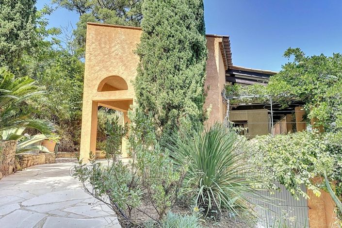 Image No.9-5 Bed House for sale