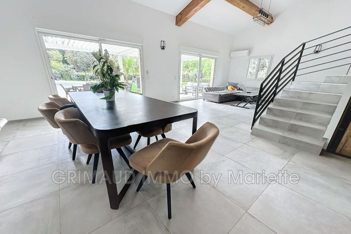 Image No.8-5 Bed House for sale