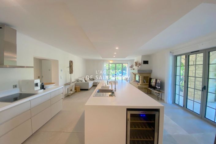 Image No.8-8 Bed House for sale