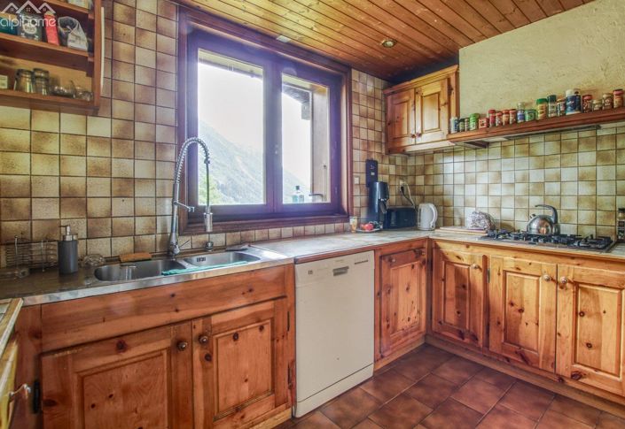 Image No.8-5 Bed House for sale