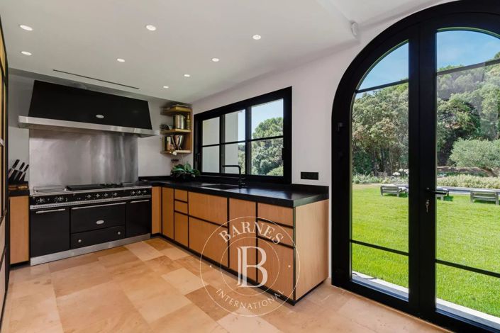 Image No.9-6 Bed House for sale