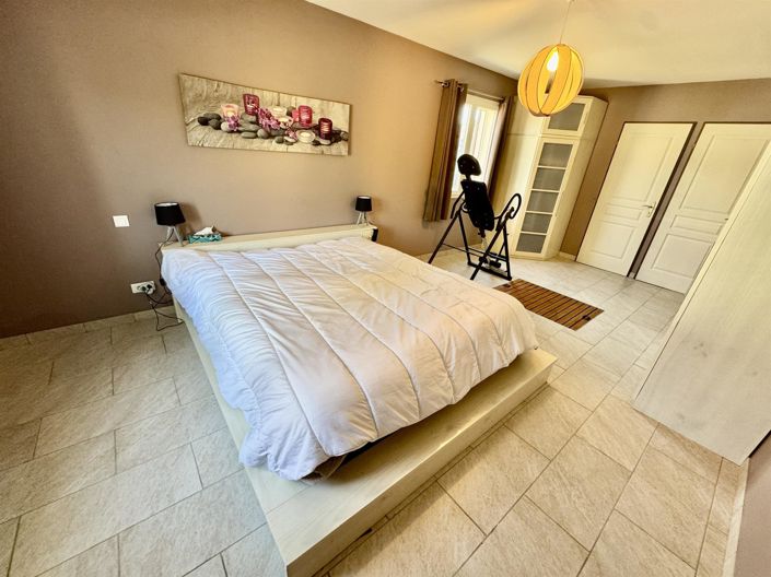 Image No.12-4 Bed House for sale