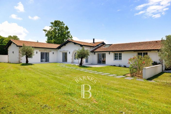 Image No.18-9 Bed House for sale