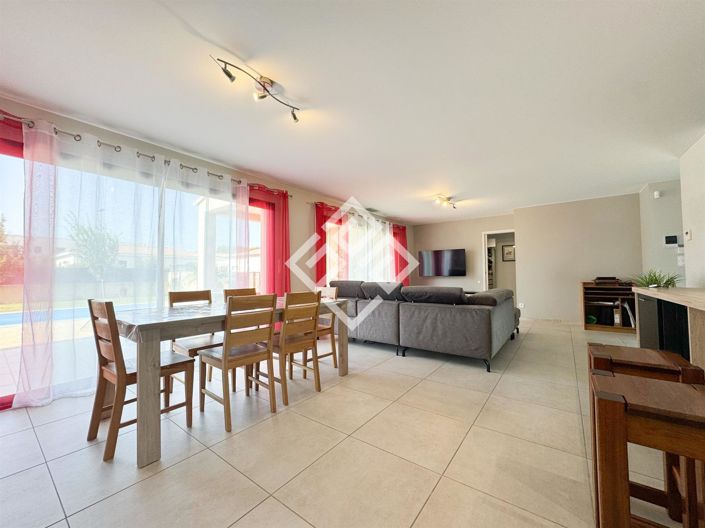 Image No.2-4 Bed House for sale