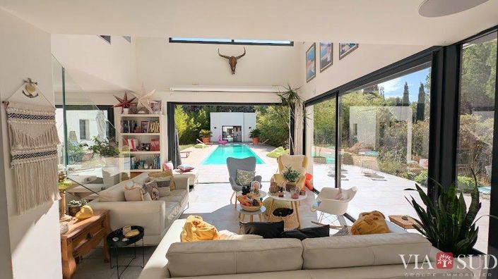 Image No.1-5 Bed Property for sale