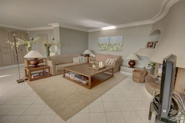 Image No.7-5 Bed House for sale