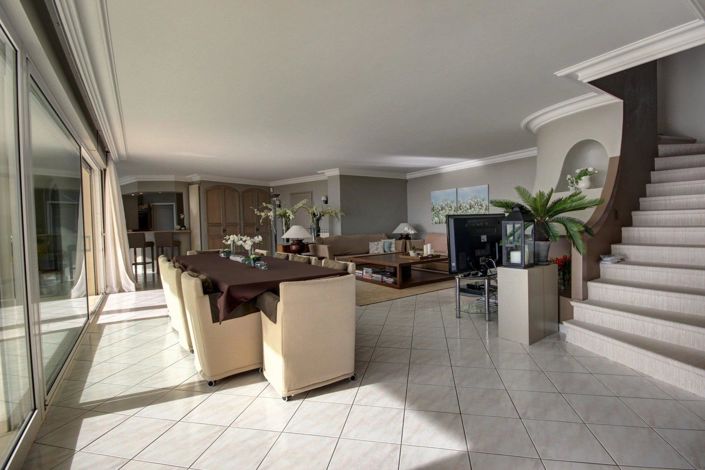 Image No.8-5 Bed House for sale