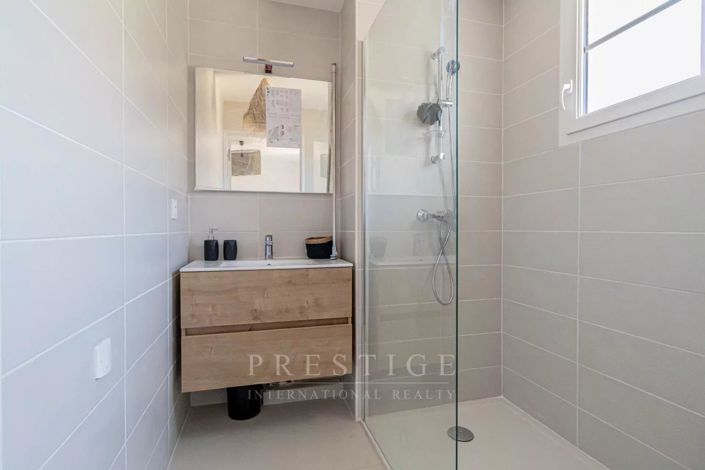 Image No.11-3 Bed House for sale