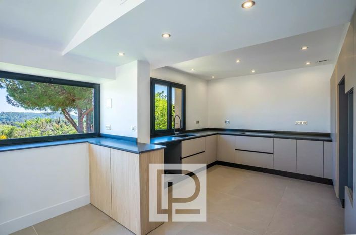 Image No.24-5 Bed House for sale