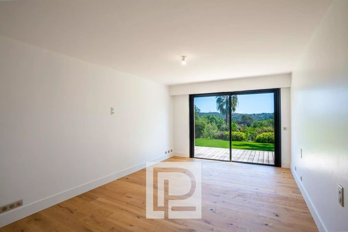 Image No.31-5 Bed House for sale