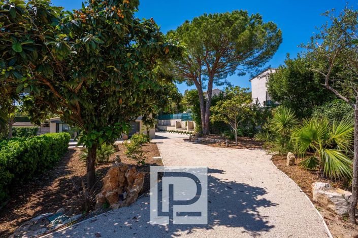 Image No.8-5 Bed House for sale