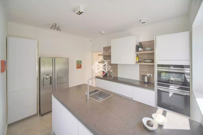 Image No.6-5 Bed House for sale