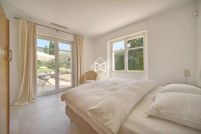 Image No.7-5 Bed House for sale