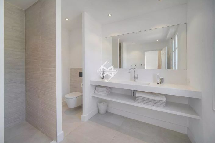 Image No.8-5 Bed House for sale