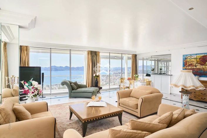 Image No.8-5 Bed House for sale