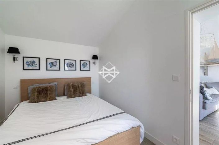 Image No.26-6 Bed House for sale