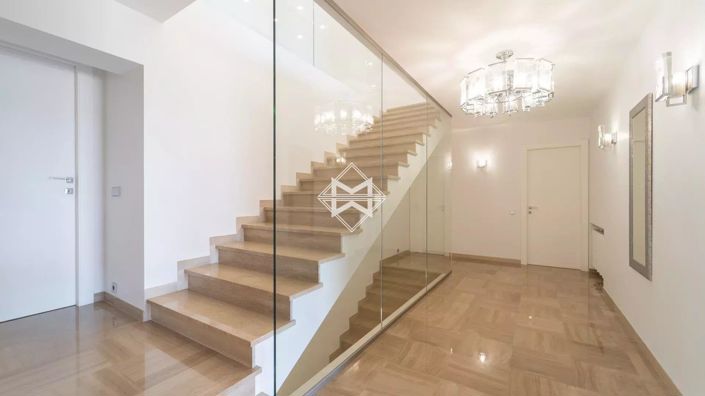 Image No.8-8 Bed House for sale