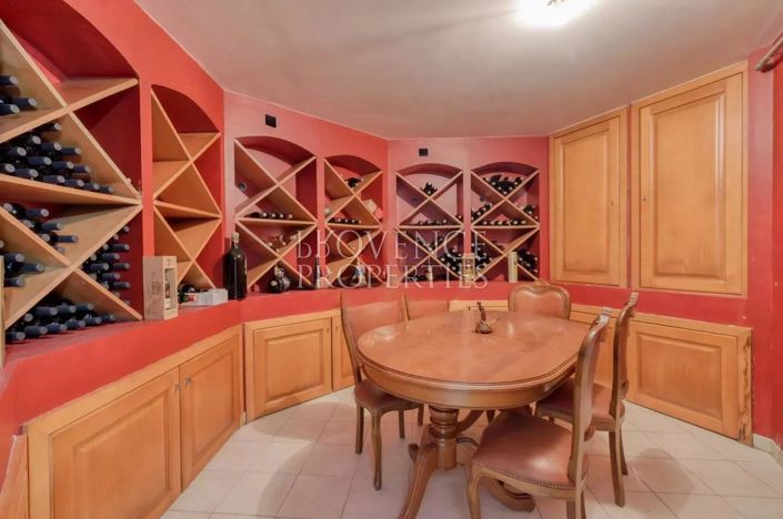 Image No.8-10 Bed House for sale