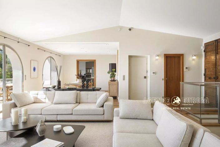 Image No.9-5 Bed House for sale