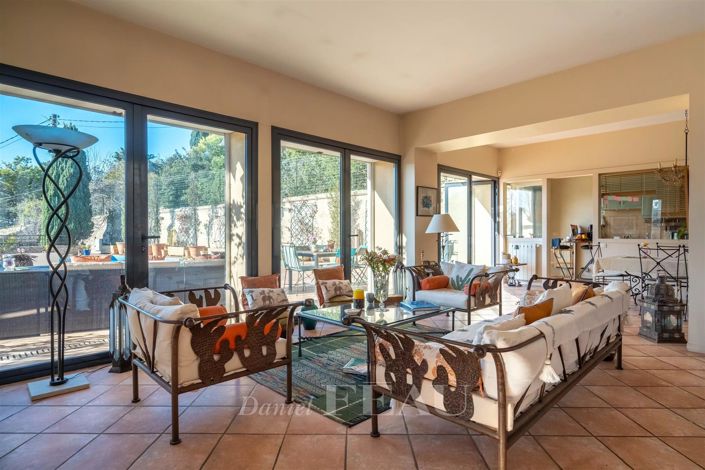 Image No.8-5 Bed House for sale