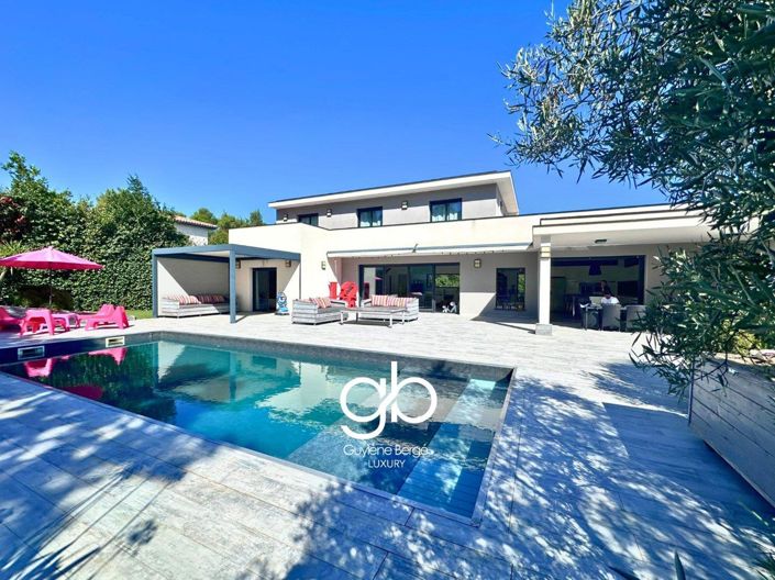Image No.1-5 Bed Property for sale