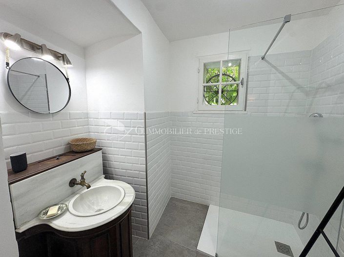 Image No.8-5 Bed House for sale