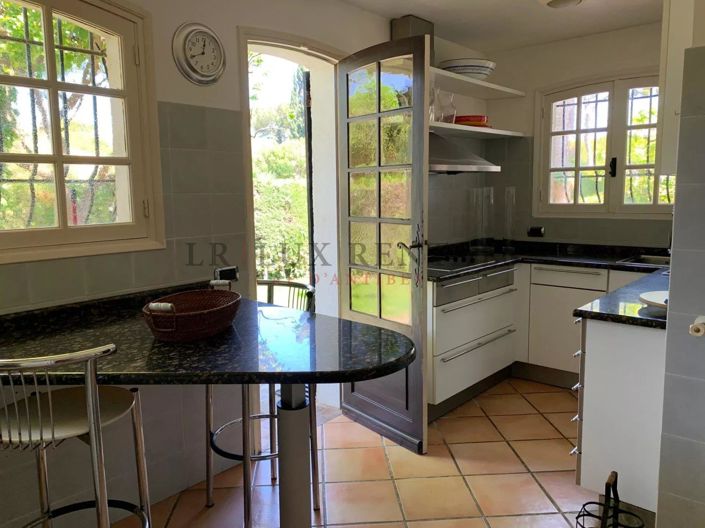 Image No.8-6 Bed House for sale