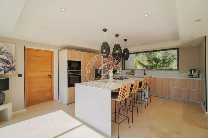 Image No.10-3 Bed House for sale