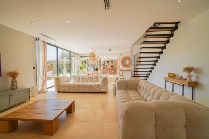 Image No.8-3 Bed House for sale