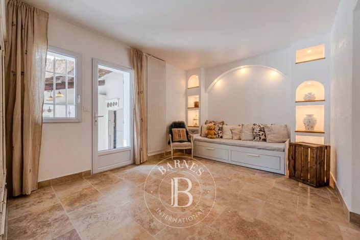 Image No.16-6 Bed House for sale