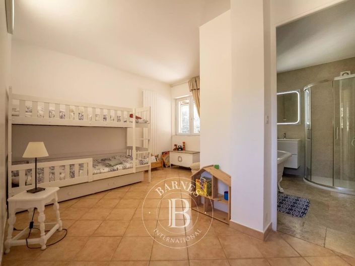 Image No.18-6 Bed House for sale