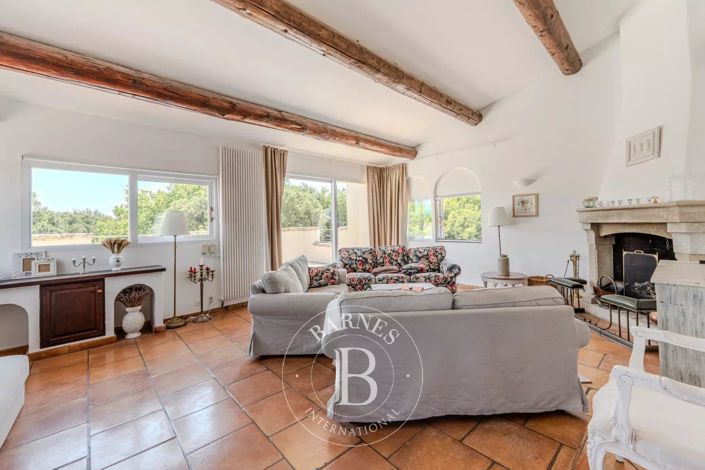 Image No.8-6 Bed House for sale