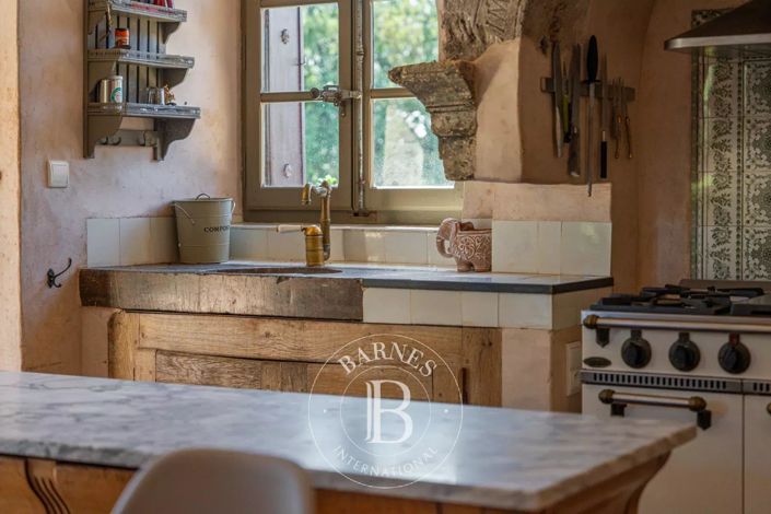 Image No.8-5 Bed House for sale