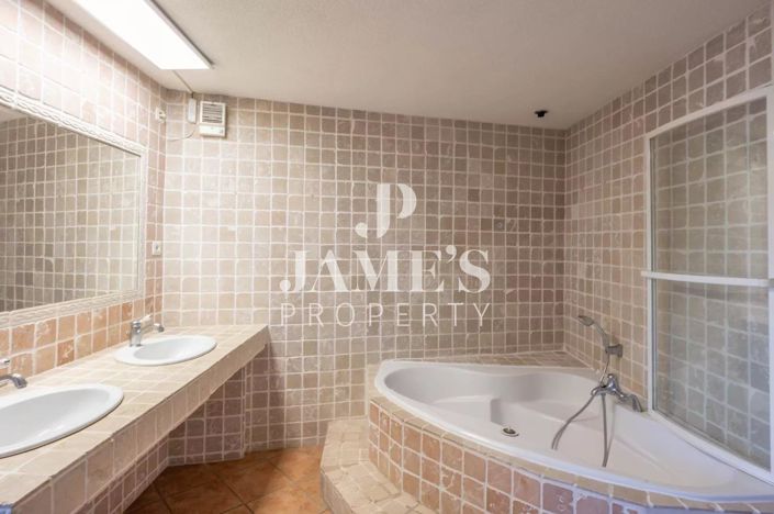 Image No.8-5 Bed House for sale