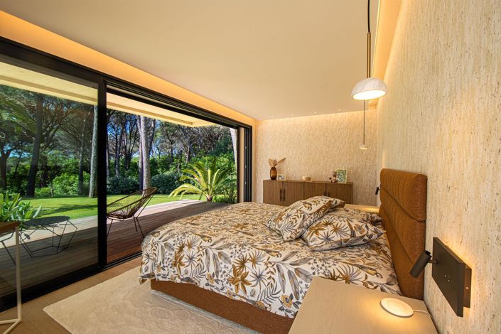 Image No.10-6 Bed Property for sale