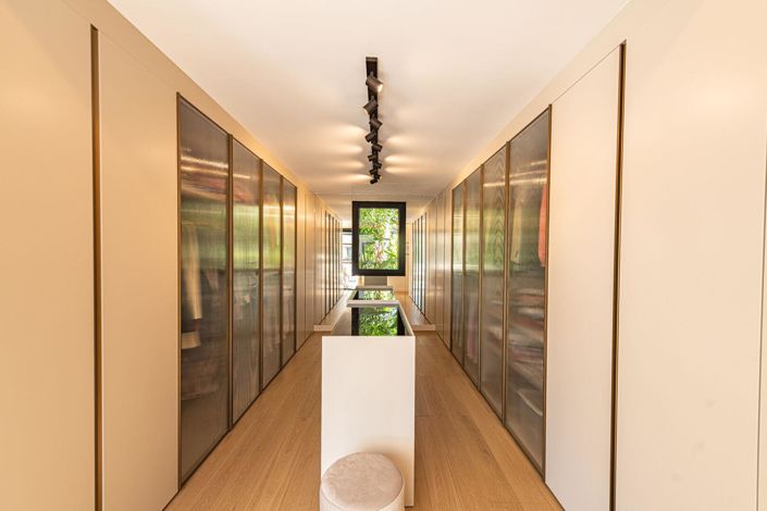 Image No.12-6 Bed Property for sale