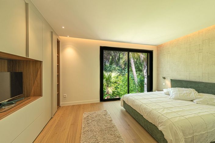 Image No.13-6 Bed Property for sale