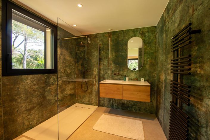 Image No.14-6 Bed Property for sale