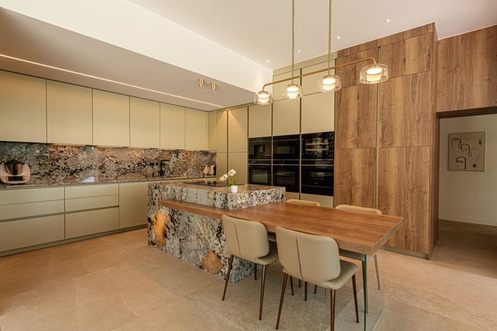 Image No.8-6 Bed Property for sale