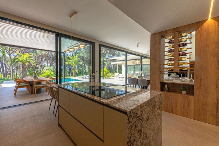 Image No.9-6 Bed Property for sale