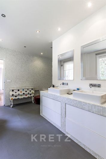 Image No.10-7 Bed Property for sale