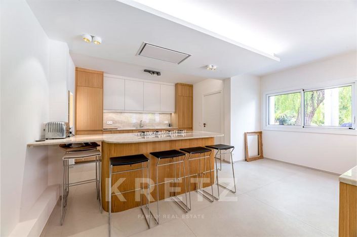 Image No.6-7 Bed Property for sale