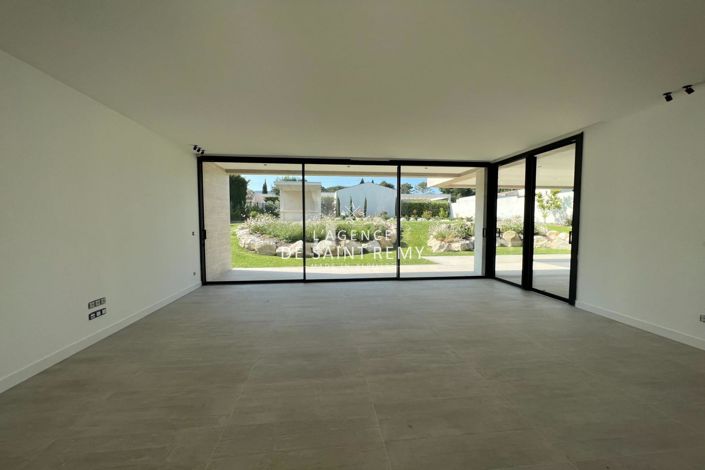 Image No.2-4 Bed House for sale