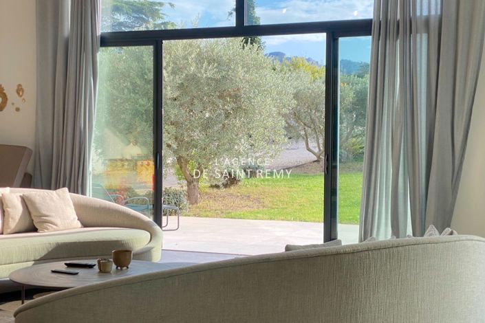 Image No.8-6 Bed House for sale