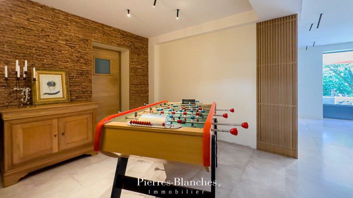 Image No.8-5 Bed House for sale