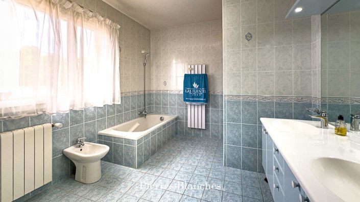 Image No.6-4 Bed House for sale