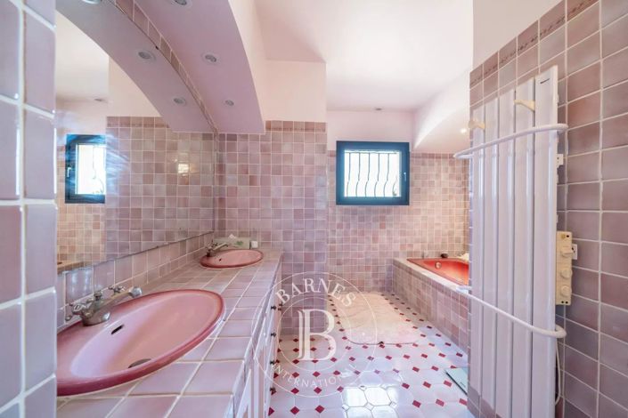 Image No.6-5 Bed House for sale