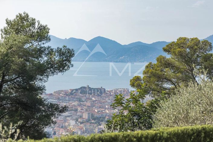 Image No.11-8 Bed House for sale