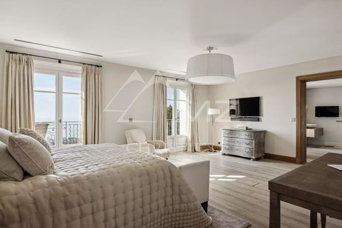 Image No.8-8 Bed House for sale